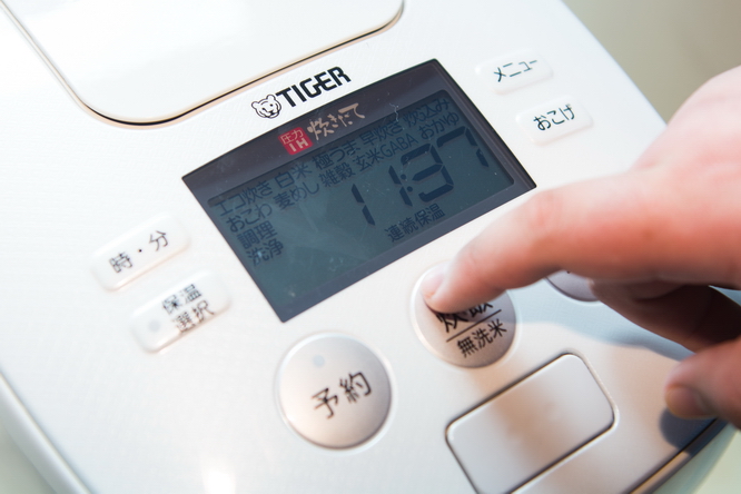 爱活角斗场|日系电饭煲做饭更好吃？我们用三款电饭煲做了盲测