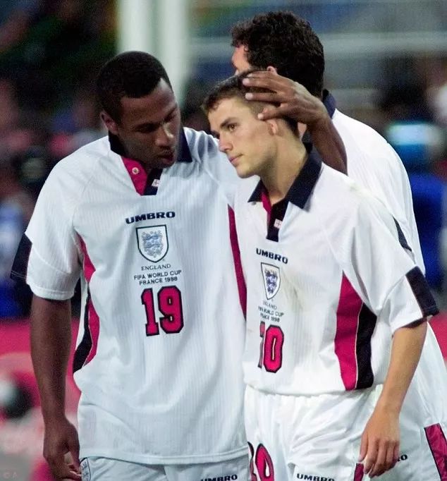 足球衫搭配什么好看,足球衫穿搭