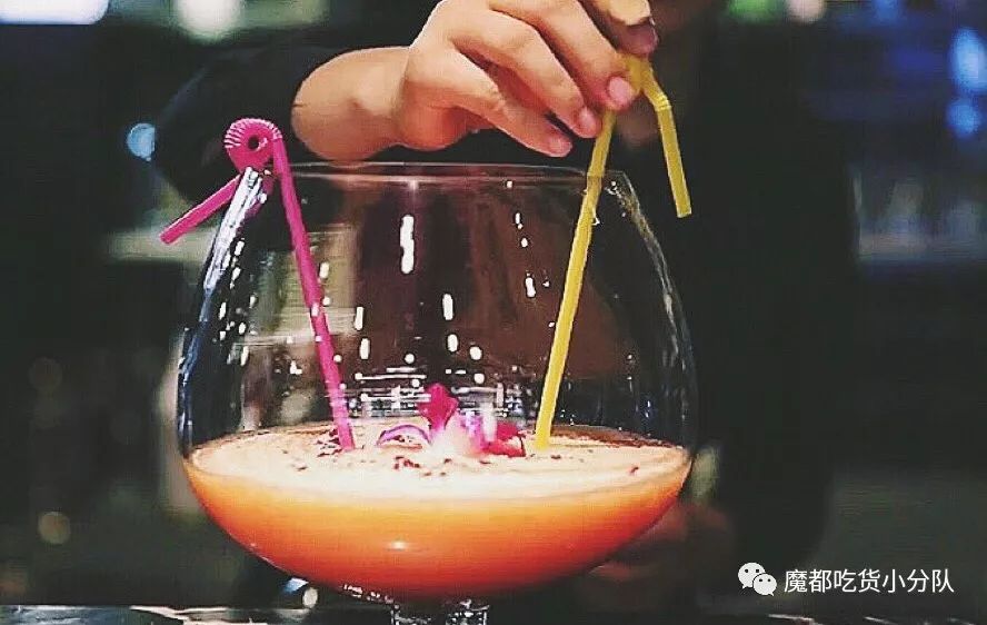 端不动的鱼缸鸡尾酒，边嚼边喝