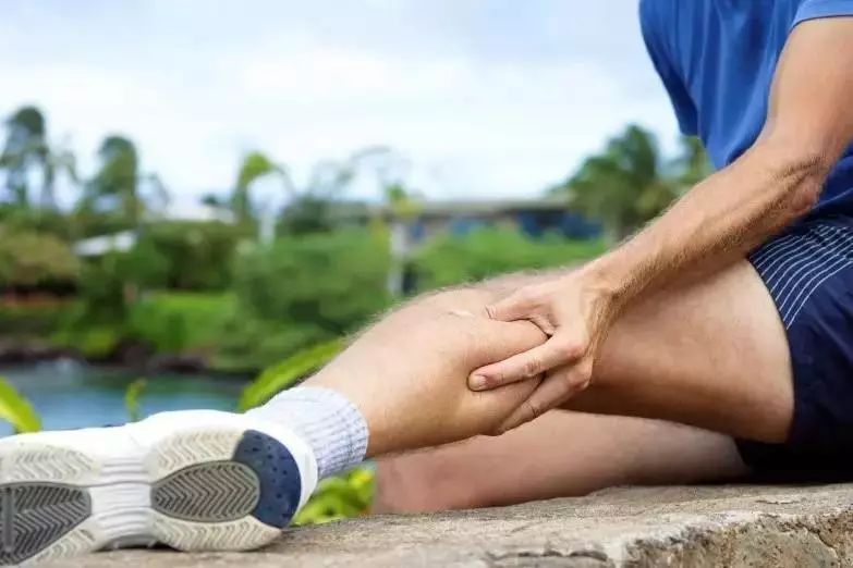 冬天跑步容易抽筋怎么办,跑步抽筋的正确方法图解