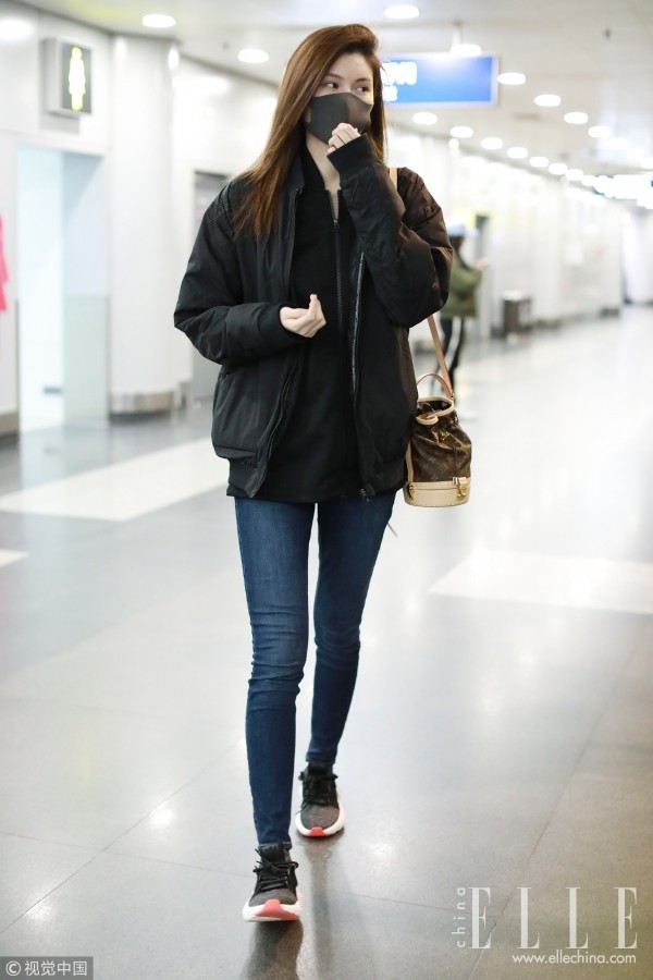 冬天加厚黑色牛仔裤,女生冬天穿黑色牛仔裤配过膝靴