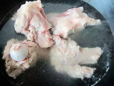 大骨熬好汤骨头捞出来要盖盖子吗,大骨头炖好啦泡在汤里还是捞出来