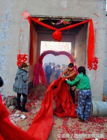 新娘婚鞋一定要是红的吗,新娘婚鞋要穿棕色的吗