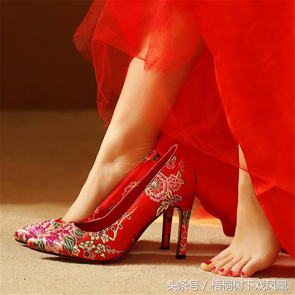 新娘婚鞋一定要是红的吗,新娘婚鞋要穿棕色的吗