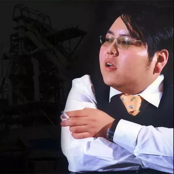 挣钱比王思聪还溜！父亲被枪杀后掌权的“败家子”，自己做成首富