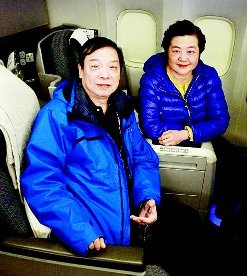 武汉一对老夫妇国际航班上救人，帮助别人就是帮助自己