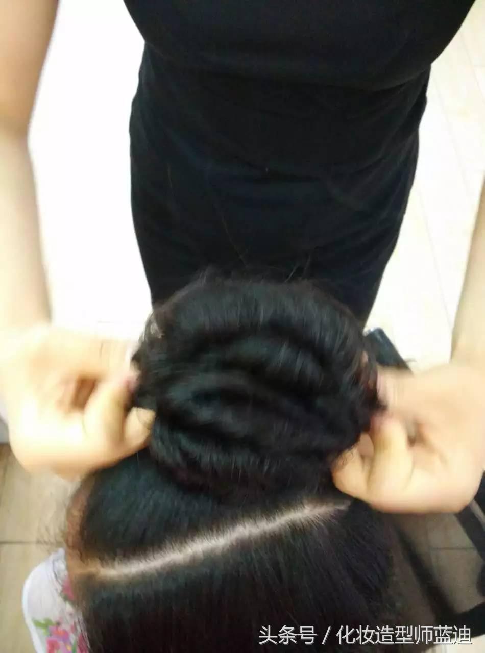 编发教程拉拉队,三股瀑布辫编发步骤图解