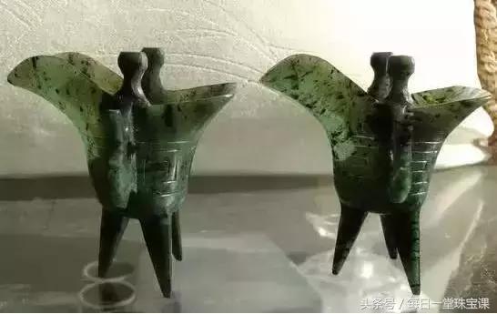 小伙子送丈母娘翡翠手镯,女婿给丈母娘送黄金手镯