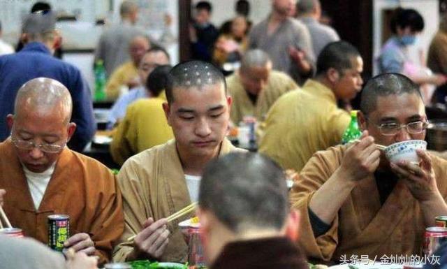 僧人们吃饭,僧人吃肉聚会视频大全
