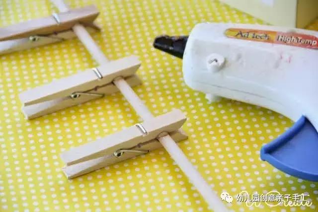 幼儿园手工纸板足球场制作教程,幼儿园益智手工盒子踢足球