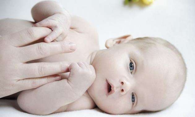 新生儿脐带护理的正确方法,新生儿的脐带护理你做对了吗