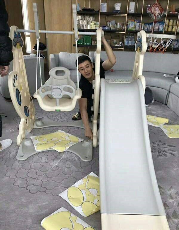 黄晓明晒给儿子做玩具,黄晓明和儿子做滑滑梯