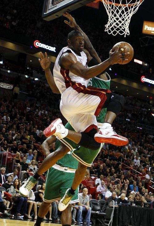 “扭麻花式”上篮谁最夸张？欧文云淡风轻，威少像踩风火轮！