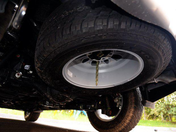 汽车轮胎被割还是划破怎么区分,轮胎侧边划破漏气了必须换胎吗