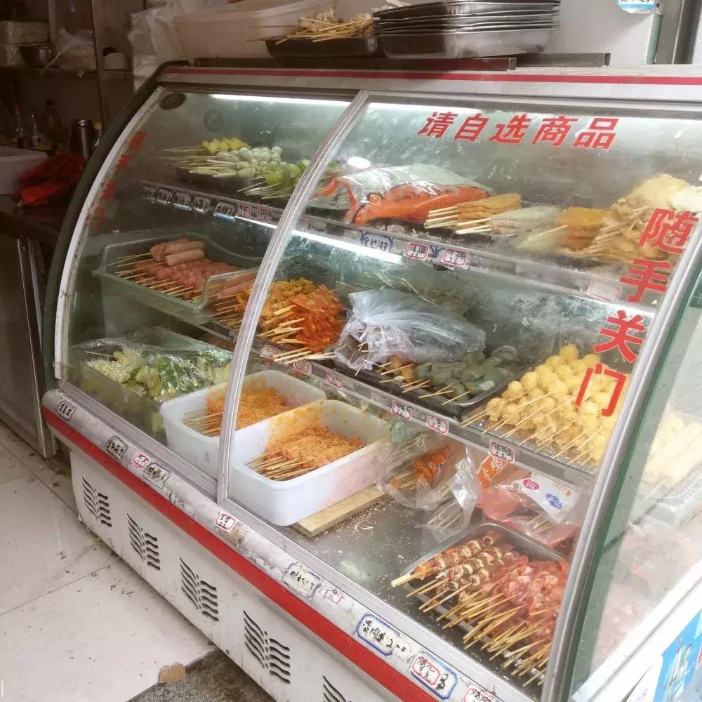 一家刚开业的小吃店,夫妻开了一家臭豆腐小吃店