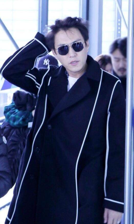 靳东穿风衣耍帅,靳东帅气穿风衣