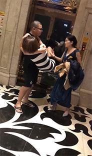 别瞎想，姑娘只是尿急罢了