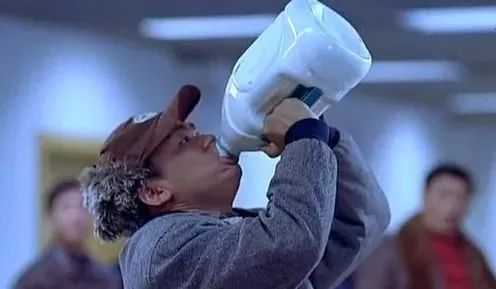 这是个什么情况？年轻小伙抱着牛奶狂喝不停？