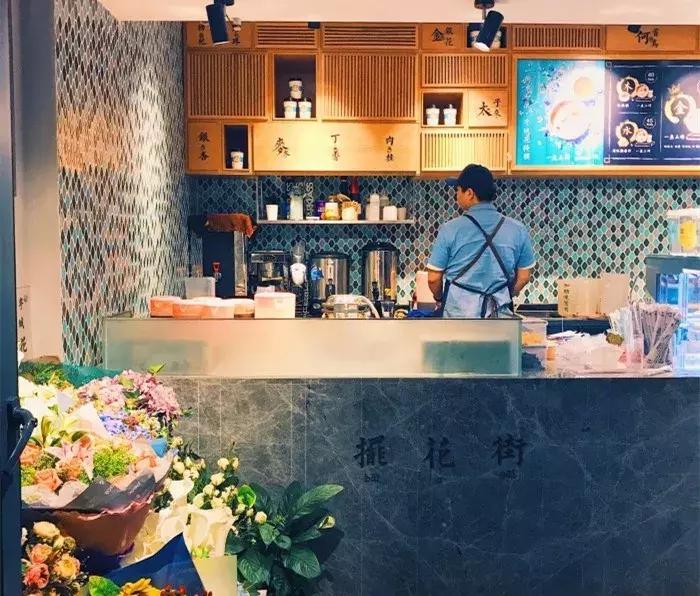 广州奶茶店被挤爆,奶茶店被挤爆