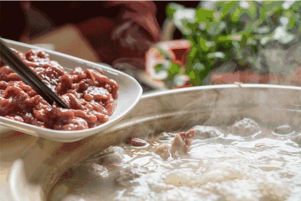 热气腾腾驴肉火锅看着就好吃,特色滋补驴肉火锅