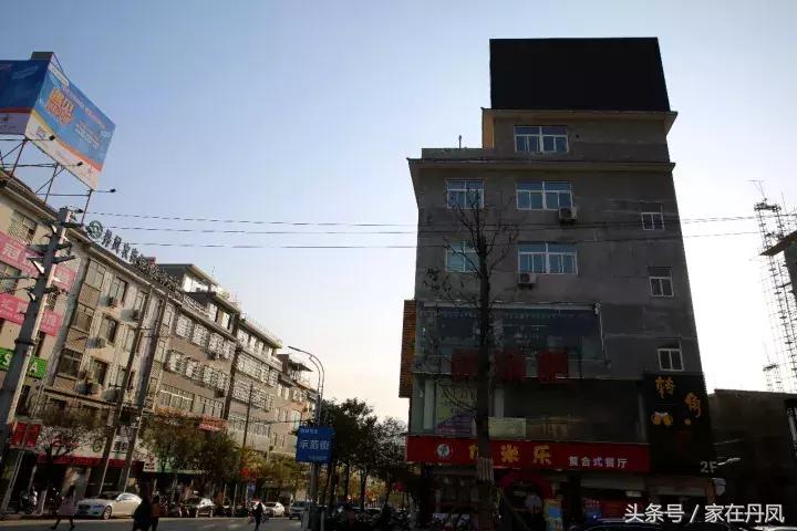 昨天晚上,大家都在广场抬头看一块屏幕!