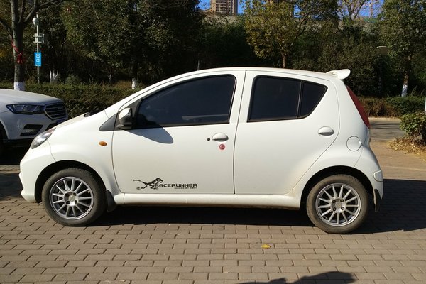 比亚迪f02015款1.0l炫酷型配置,比亚迪f0amt