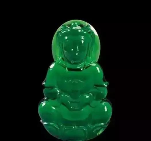 会不会感觉被骗？传说价值2亿的“翡翠佛像”,原来是天然玻璃！