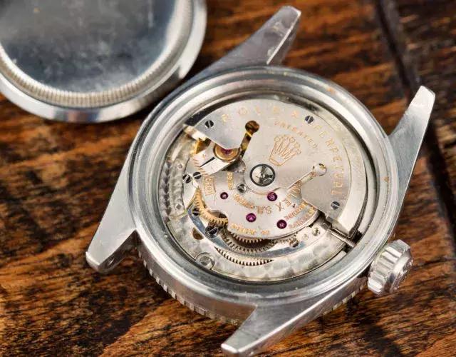 香港富豪花2亿买栋楼一年收租4亿,香港富豪花9800万买7吨重翡翠原石