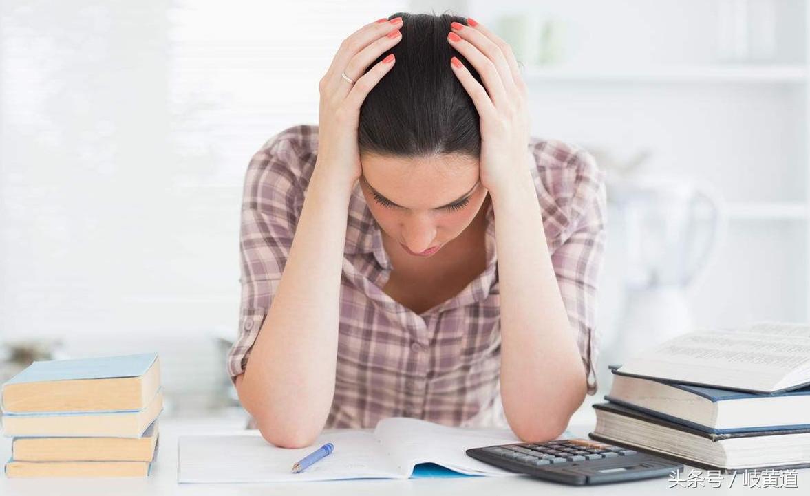 颈椎病到底是仰头还是低头造成的,仰头发现颈椎处有一个疙瘩