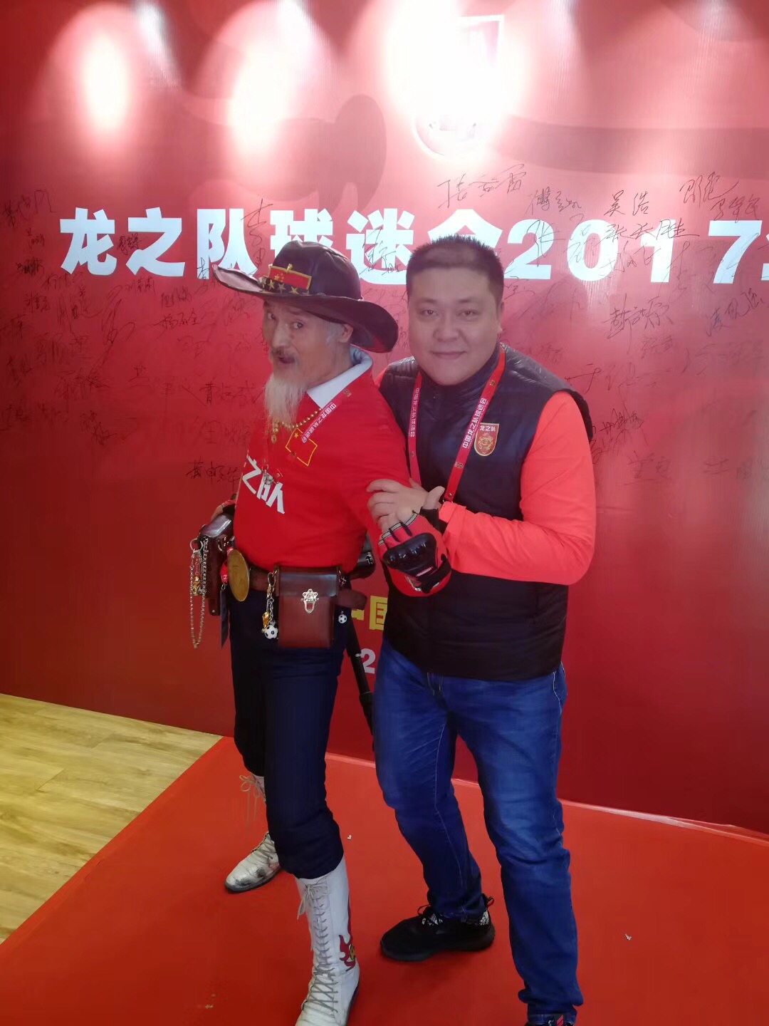 中国足球球迷皇帝,中国足球老爷子罗西