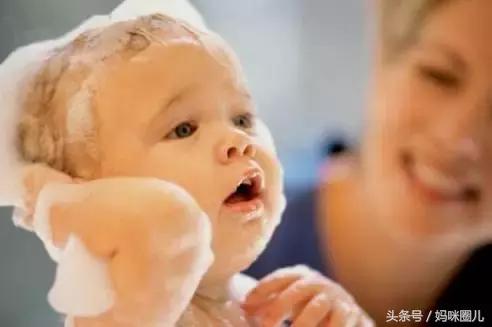 宝宝额头上的乳痂怎么去掉,新生儿脸上奶痂怎么消除