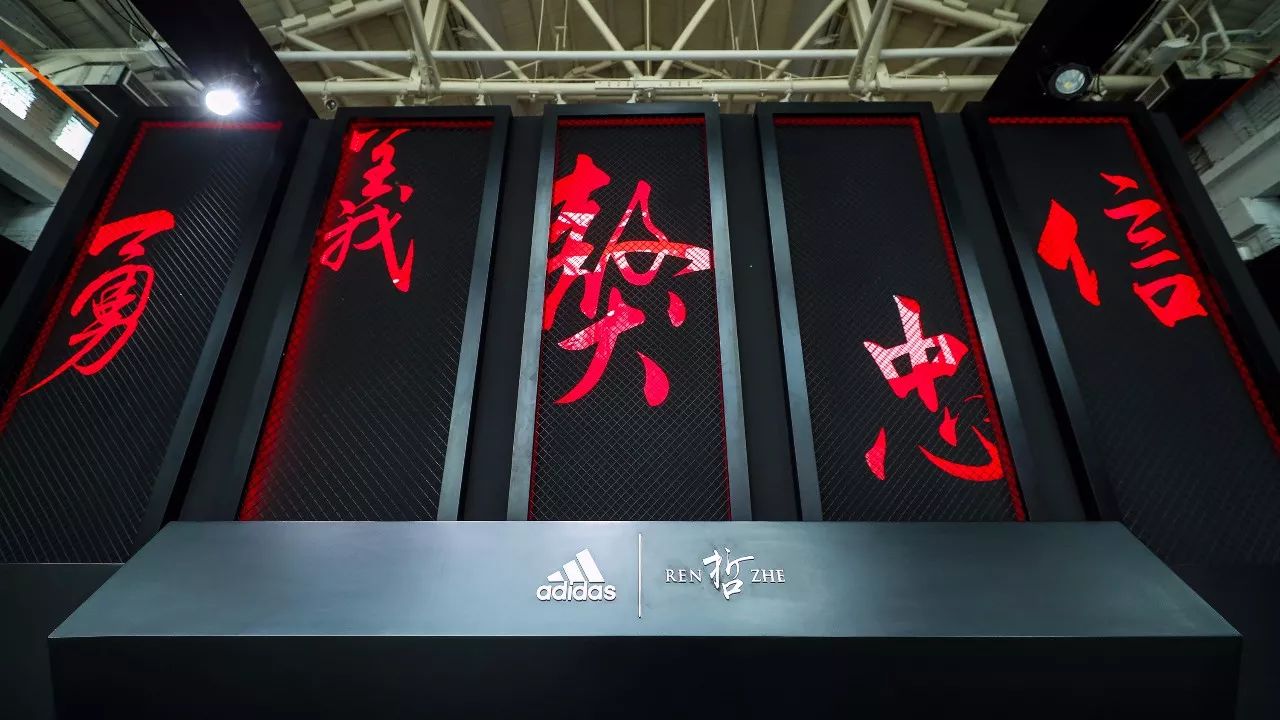 一个雕塑家所创作的球鞋是怎样做到「獒视群雄」的？