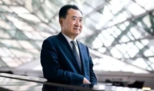 郭树清痛斥违规金融集团，王健林抛售海外资产