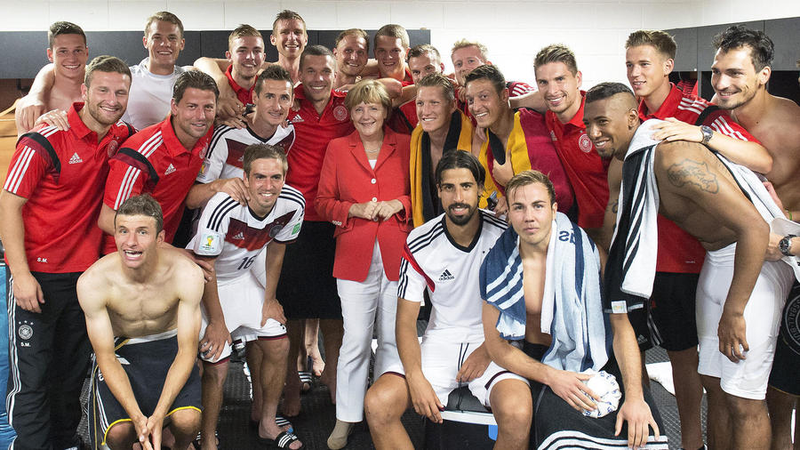 德国老默是真爱足球还是花*男美**？看各国政要主队进球的反应