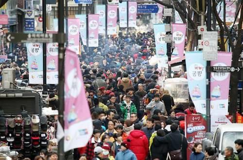 中国游客在韩国免税店前排队购物,韩国免税店中国游客排队现象