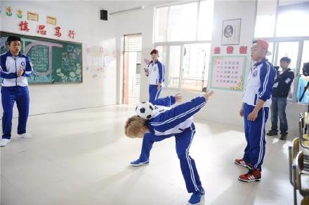 鹿晗踢球实力,网友偶遇鹿晗视频