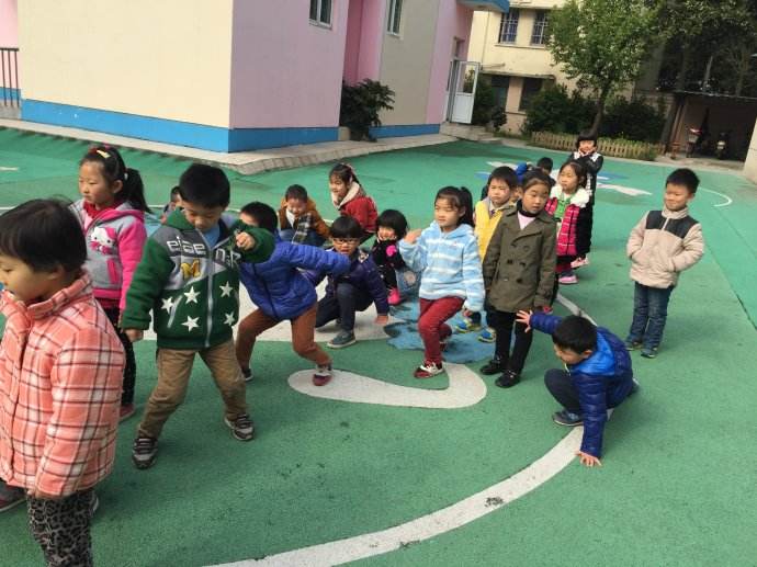 幼儿园户外最新游戏简单爬跳,童年游戏翻花绳慢动作教程