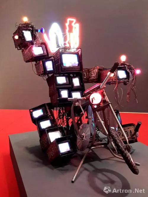 白南准与博伊斯,白南准向博伊斯致敬