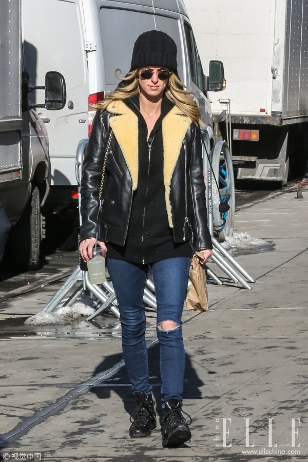 冬天加厚黑色牛仔裤,女生冬天穿黑色牛仔裤配过膝靴