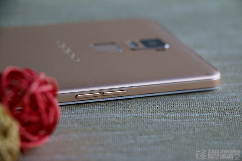 优雅与暴力的完美结合体,oppor7和oppor7plus对比