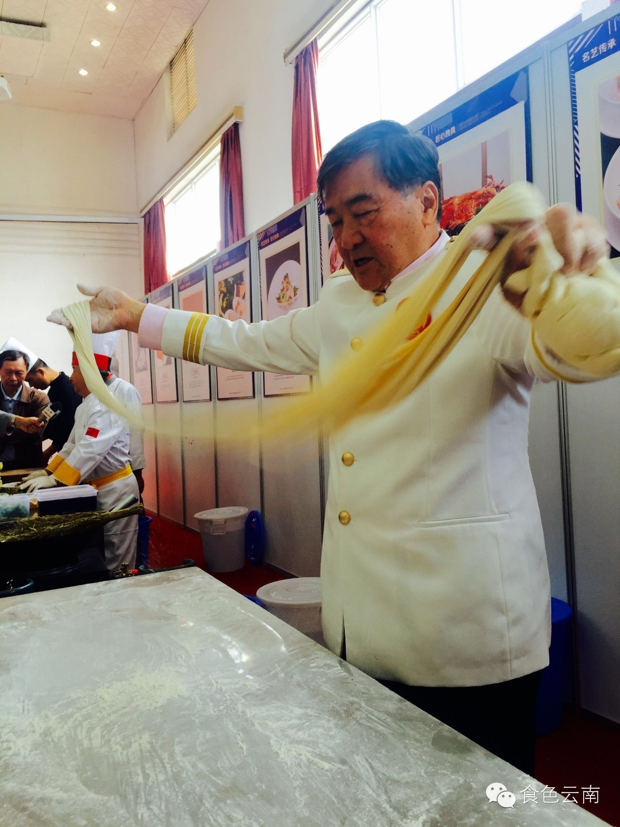 77岁厨神巅峰,厨神少年在厨神大赛上做龙须面