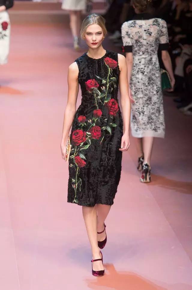 有哪些好看的小黑裙,小众又有设计感夏天必备小黑裙