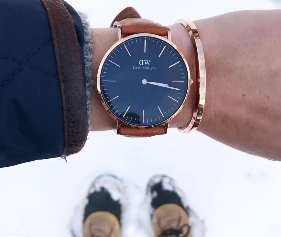 手表该怎么搭配金属表带好看 (老款手表戴出时尚)