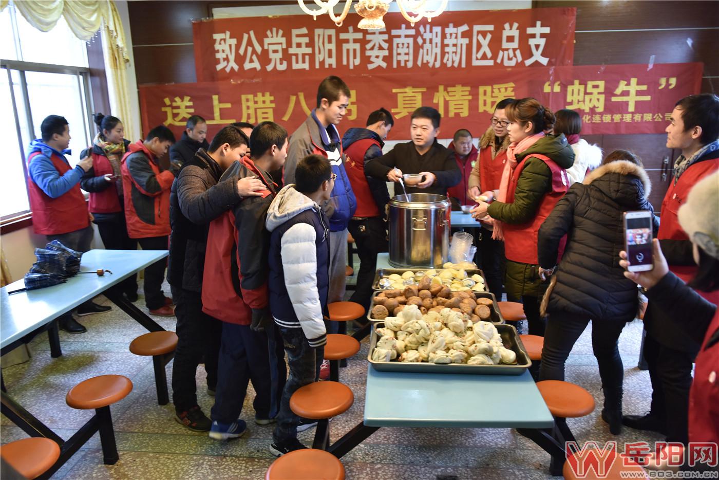 爱心市民为环卫工人送腊八粥,爱心人士为环卫工人送菜