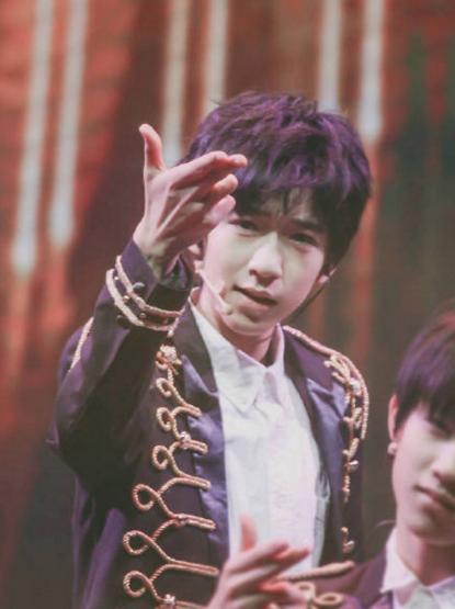 tf家族兄弟们对贺峻霖的宠爱,tf家族贺峻霖几代