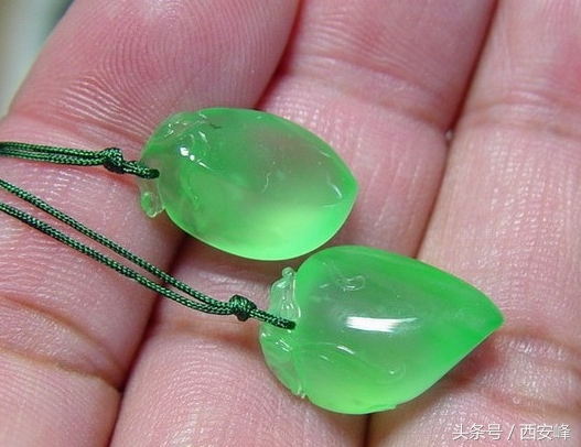 翡翠起胶容易还是起荧光容易,翡翠冰胶是什么意思