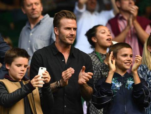 克鲁兹歌迷见面会妹妹小七登台献唱，唱完还不忘鼓掌鼓励自己