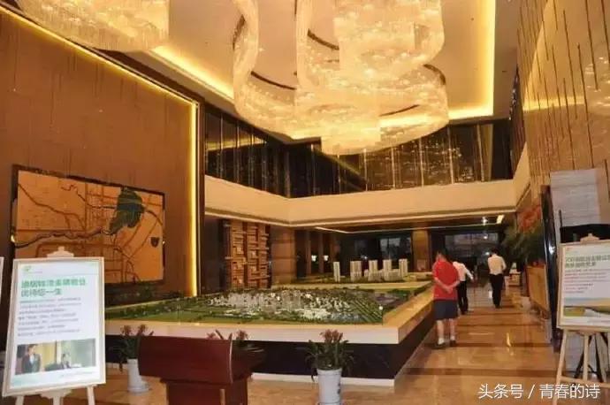 农村大叔买房被售楼小姐看不起,农民工进城买房遇到售楼处