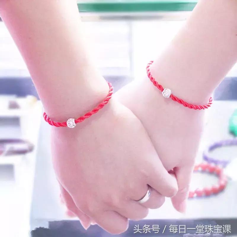 有些人戴玉珠手串真的看起来很土,一条漂亮的手串少不了好看的配饰