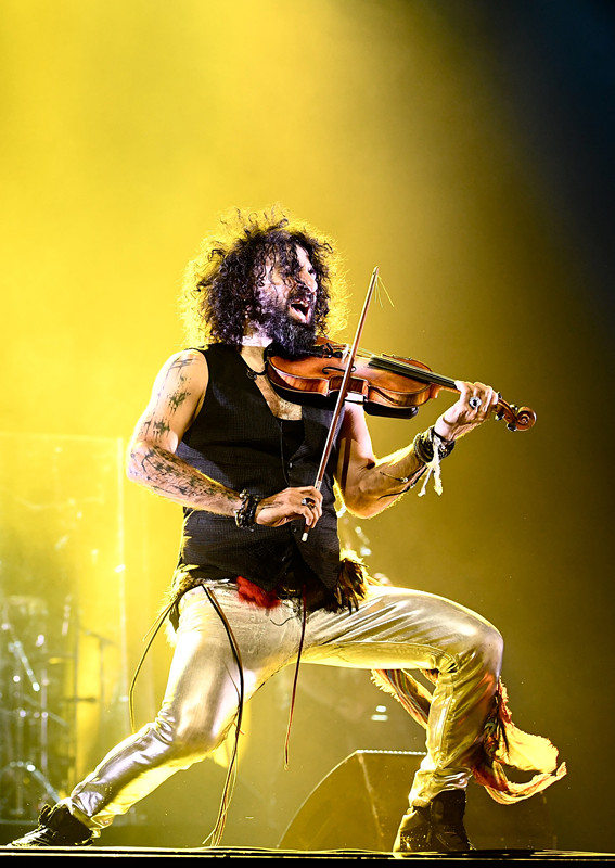 组图“琴魔”艾拉马立肯疯狂炫酷拉！拉！拉！跑跳跪走样样有